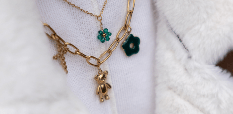 Collares con Charms: La Tendencia que Sigue Poniéndose Fuerte - SMOLL republic