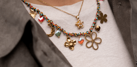 El Encanto del Lazo: Cómo Incorporar el Golden Bow Necklace en Tus Looks de Primavera - SMOLL republic